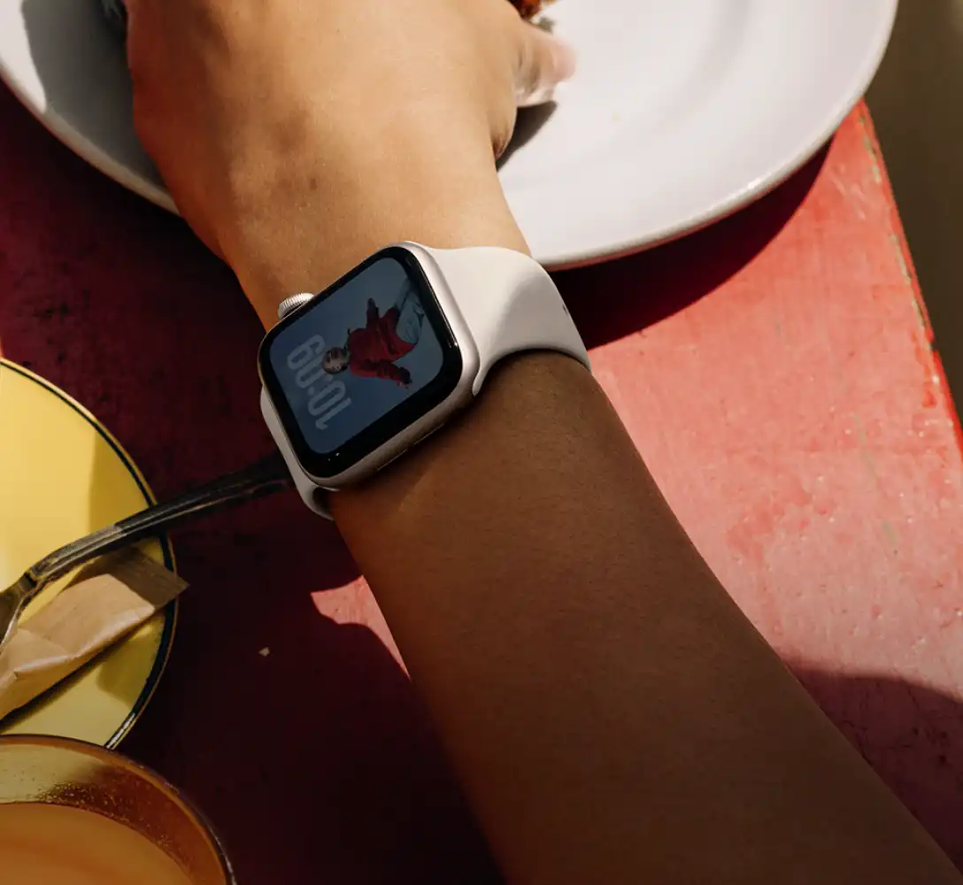 Egy csukló, rajta egy Apple Watch, amin látszik a mindig bekapcsolt kijelző.