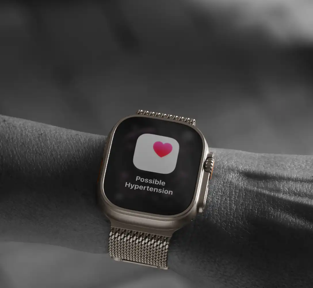 Képen egy Apple Watch Ultra 3 látható a csuklón, amely épp figyelmeztet a magas vérnyomásra.